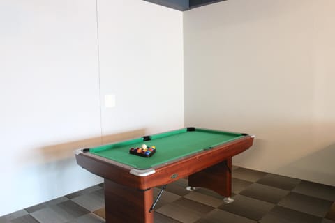 Billiard, Game Room