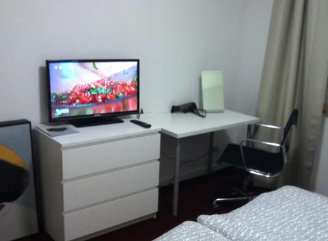 Bed, TV and multimedia, Bedroom