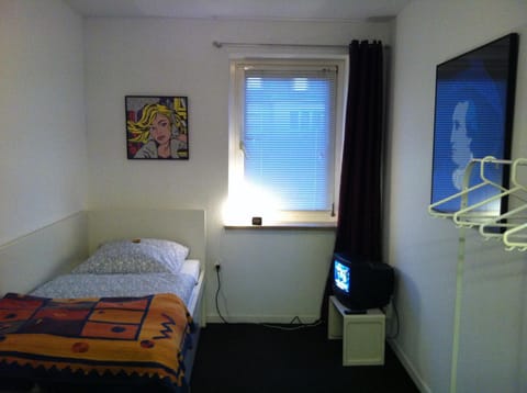 Bed, TV and multimedia, Bedroom