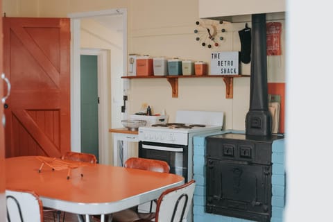 Kitchen or kitchenette, Dining area, stove