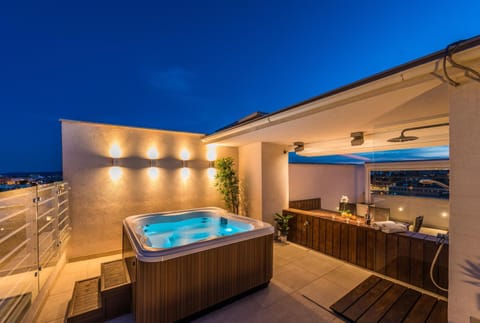 Penthouse with roof terrace with jacuzzi Eigentumswohnung in Zadar