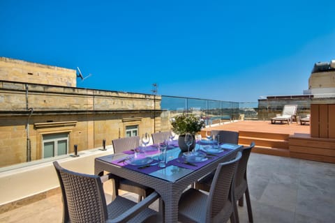 Valletta Luxe 3-Bedroom Duplex Penthouse with Sea View Terrace and Jacuzzi Condo in Valletta