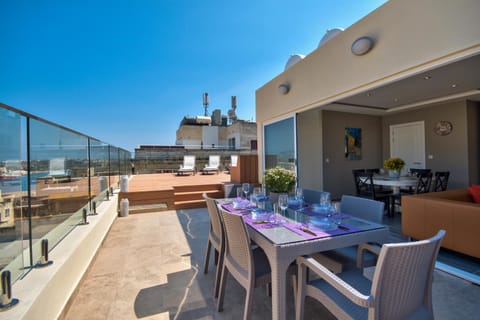 Valletta Luxe 3-Bedroom Duplex Penthouse with Sea View Terrace and Jacuzzi Eigentumswohnung in Valletta