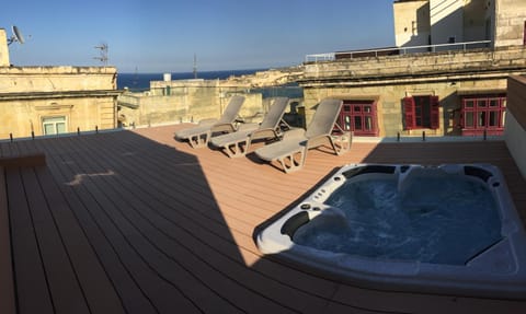 Valletta Luxe 3-Bedroom Duplex Penthouse with Sea View Terrace and Jacuzzi Condo in Valletta