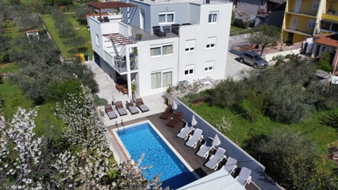 Property building, Day, Bird's eye view, Pool view, Swimming pool, sunbed