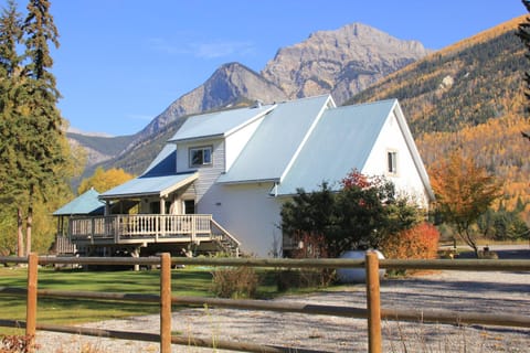 Bear Paw Lodge House in Columbia-Shuswap A