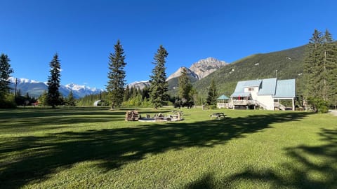 Bear Paw Lodge House in Columbia-Shuswap A