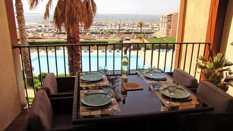 Balcony/Terrace, Dining area, Pool view, Sea view