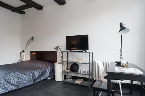 The Black Beauty private studio with canal view Bed and Breakfast in Amsterdam