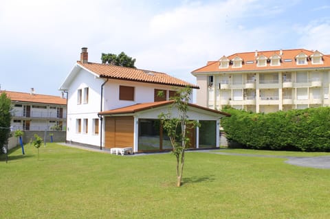 Facade/entrance, Off site, Neighbourhood, Garden, View (from property/room), Garden view, Area and facilities