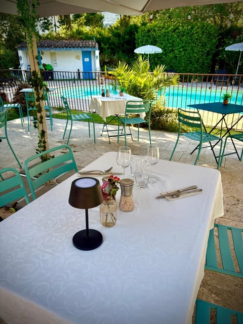 Restaurant/places to eat, Pool view