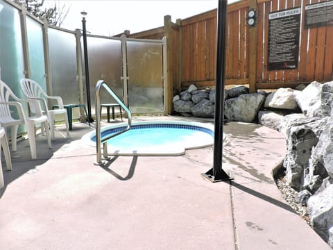 Fenwick Vacation Rentals Spacious Mountain 2 Bedroom with Hot tub Casa in Canmore