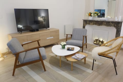 TV and multimedia, Seating area, Bedroom