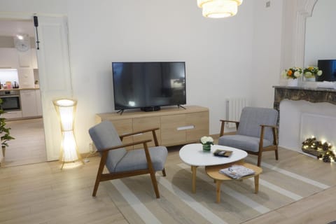 TV and multimedia, Seating area, Bedroom