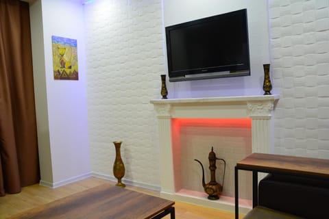 TV and multimedia, Living room, Seating area, Evening entertainment