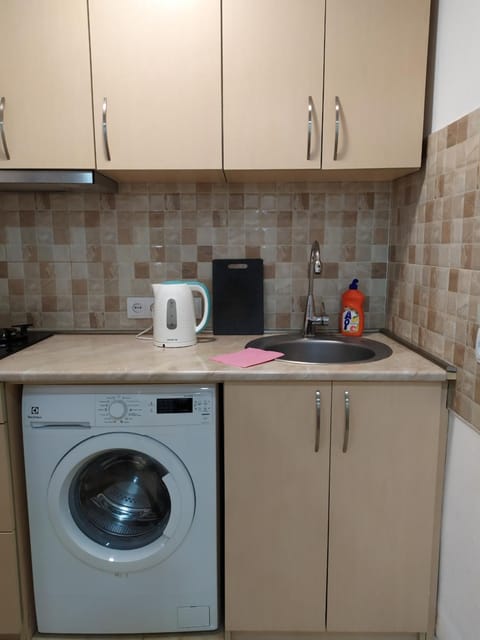 Kitchen or kitchenette, minibar, stove, washing machine, dryer