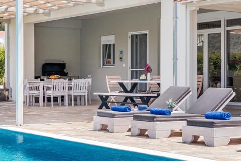 Patio, Day, Living room, Seating area, Pool view, Swimming pool, sunbed