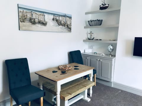 Heart of DARTMOUTH TOWN CENTER and with own PRIVATE PARKING - These Two Traditional Georgian SUPER STYLISH DUPLEX APARTMENTS are NEWLY REFURBISHED and have a CONNECTING DOOR For Larger Groups!!! Eigentumswohnung in Dartmouth