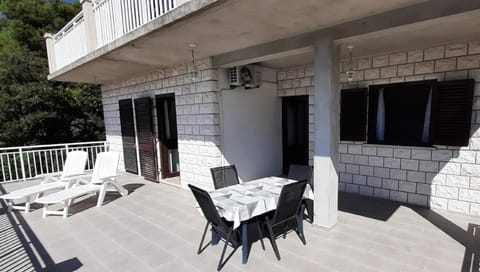 Facade/entrance, Balcony/Terrace