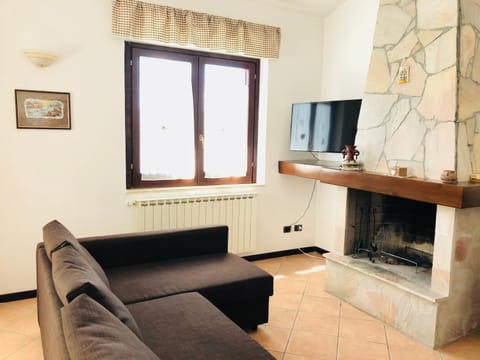 Living room, Photo of the whole room, Decorative detail, Seating area, Dining area