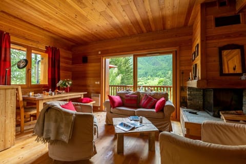 La Cabane de Serre-Chevalier, dans un esprit chalet, commune de Le Monêtier-les-Bains Apartment in La Salle-les-Alpes