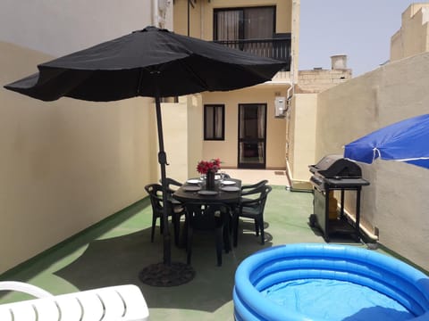 Blue Harbour 3 bedroom seafront apartment with large yard on the promenade - by Getawaysmalta Wohnung in Saint Paul's Bay