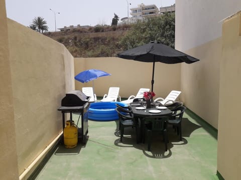 Blue Harbour 3 bedroom seafront apartment with large yard on the promenade - by Getawaysmalta Wohnung in Saint Paul's Bay