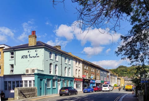 Property building, Day, Neighbourhood, City view, Street view, Location, Parking