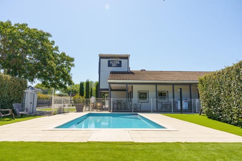 Property building, Garden, Garden view, Pool view, Swimming pool