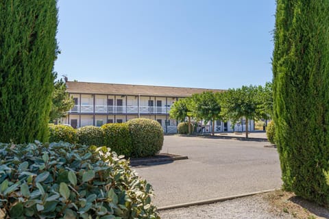 Property building, Garden, Parking