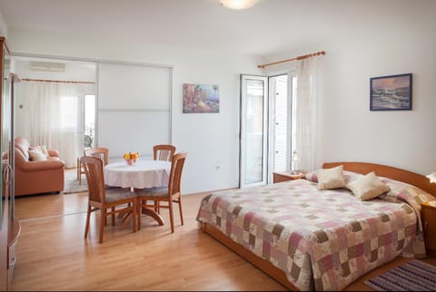 Apartments Cvjetni Dvori Condo in Makarska