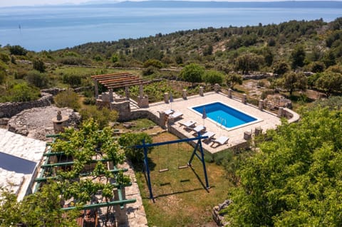 The Ultimate Escape - two traditional cottages & private pool Casa in Selca, Brač