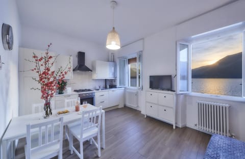 Living room, Dining area, Lake view, Mountain view