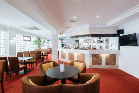 Restaurant/places to eat, Communal lounge/ TV room, Lounge or bar