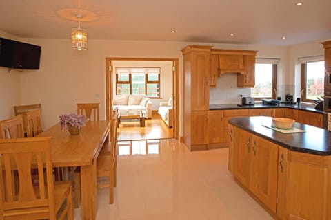 Kitchen or kitchenette, Seating area, Dining area, dishwasher, minibar, pet friendly, stove