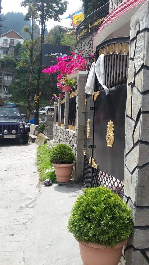 Property building, Facade/entrance, Garden view, Street view, Parking