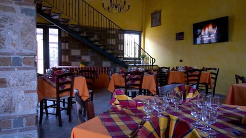 Restaurant/places to eat, Banquet/Function facilities, Breakfast