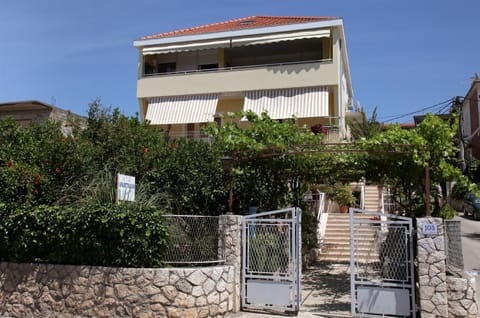 Apartment Baturina Condo in Okrug Gornji