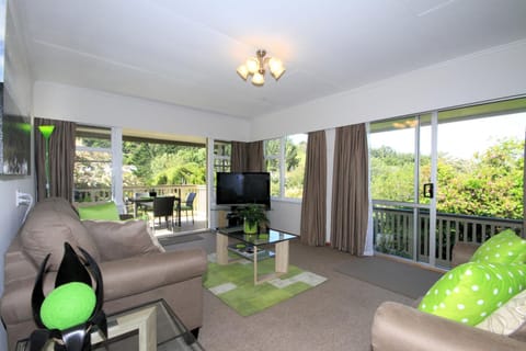 Living room, Photo of the whole room, Seating area, Garden view