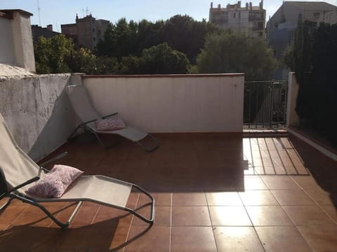 En el centro de Figueres 4 habitaciones 3 baños y 2 terrazas enormes Condo in Figueres