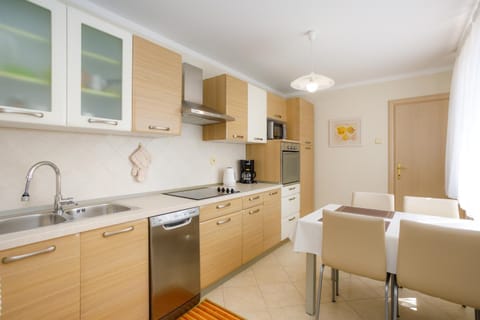 Kitchen or kitchenette, Dining area, Communal kitchen