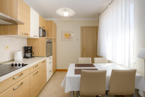 Kitchen or kitchenette, Dining area, Communal kitchen