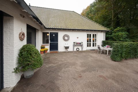 Property building, Patio, Facade/entrance