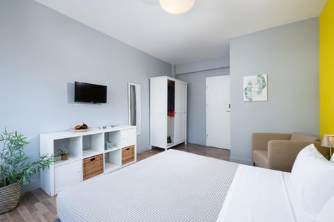 Bed, Bedroom, hair dresser