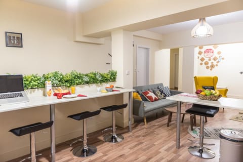 Kitchen or kitchenette, Seating area