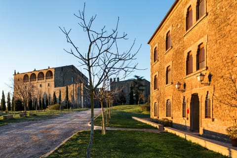 Nearby landmark, Facade/entrance