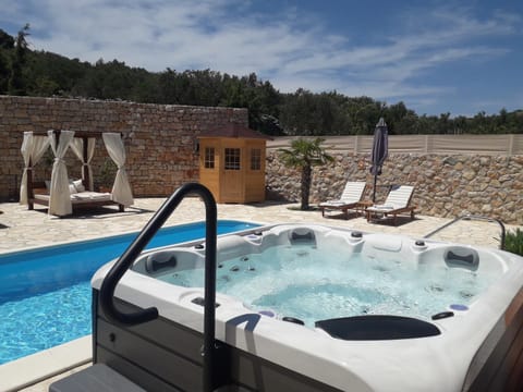 Day, Natural landscape, Mountain view, Pool view, Swimming pool, sunbed