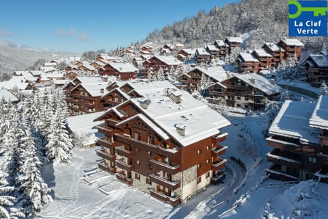 Property building, Day, Natural landscape, Winter, City view, Mountain view