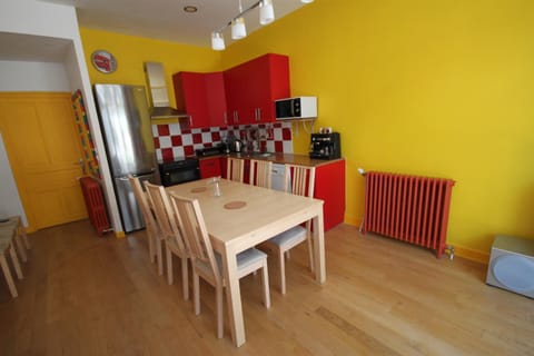 Coffee/tea facilities, Kitchen or kitchenette, Dining area