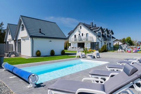 Property building, Day, Pool view, Swimming pool, Swimming pool, sunbed